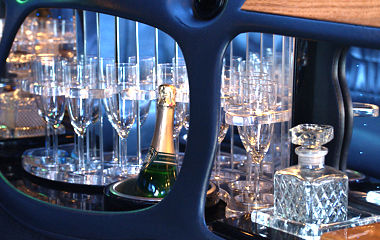 Podświetlany barek w limuzynie Podświetlany barek w limuzynie